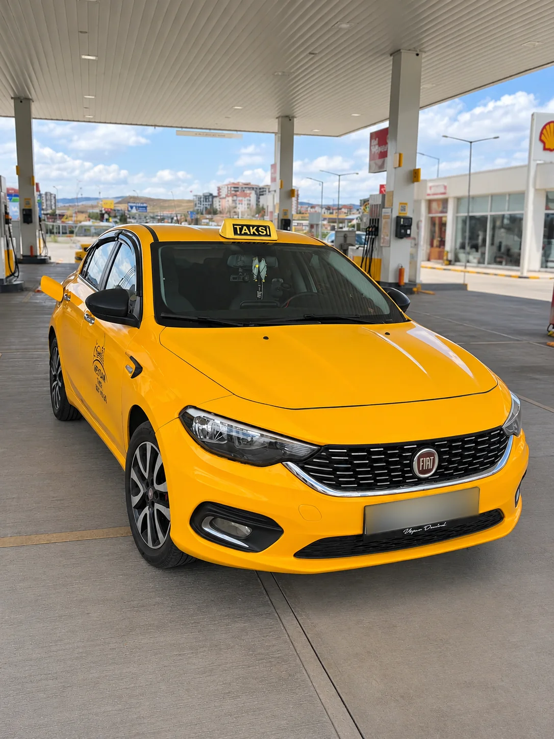 Yeni Sanayi Taksi sarı Fiat aracının benzin istasyonunda çekilmiş fotoğrafı